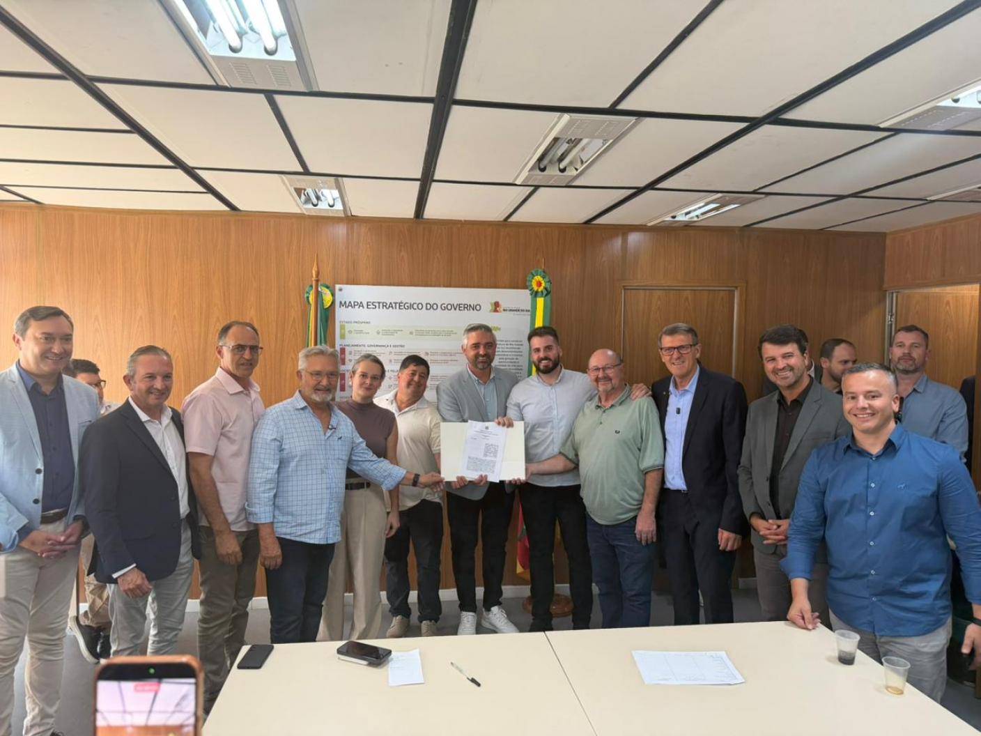 Pavimenta 3: Prefeito André Zucunelli firma convênio na Sedur para obra de pavimentação em Maximiliano de Almeida