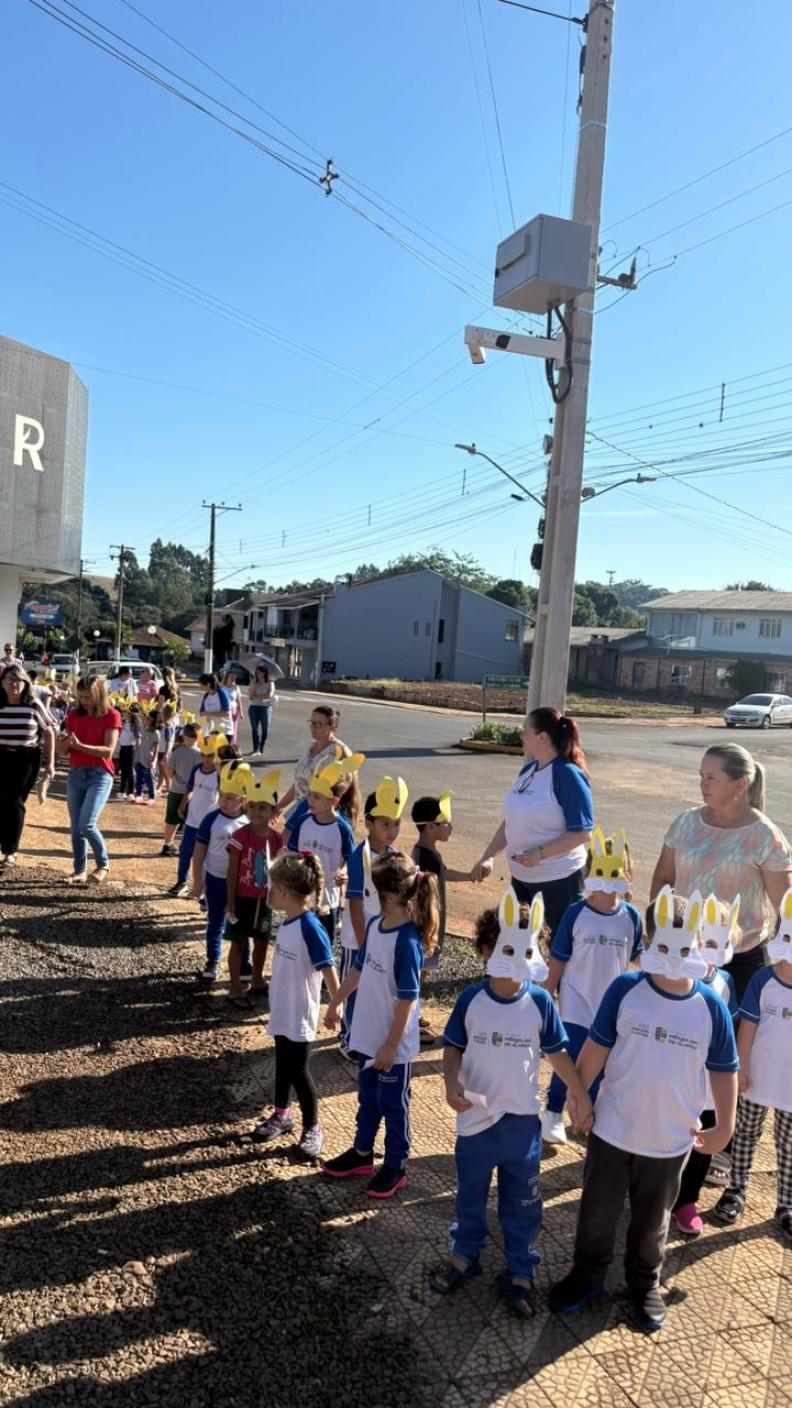 Crianças da Escola Mundo Mágico realizam passeio em comemoração à Páscoa